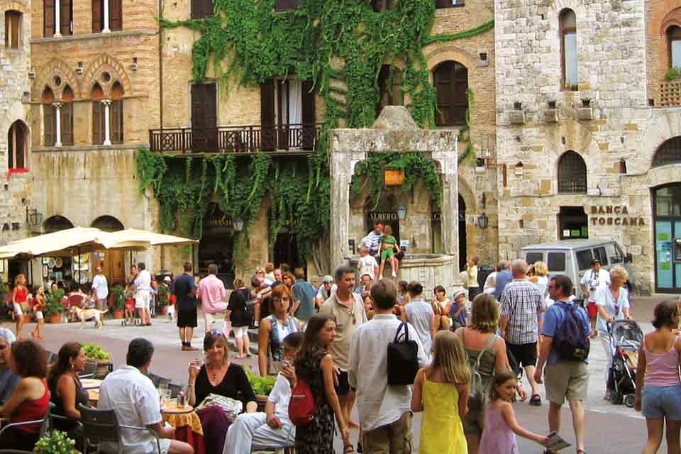 San Gimignano soffocata dal turismo