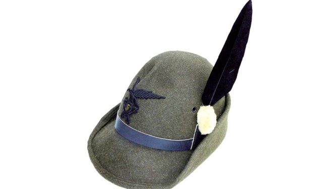 Perché gli Alpini hanno una penna sul cappello?