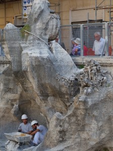 Ouvriers et curieux à la Fontaine de Trevi (Photo PN)