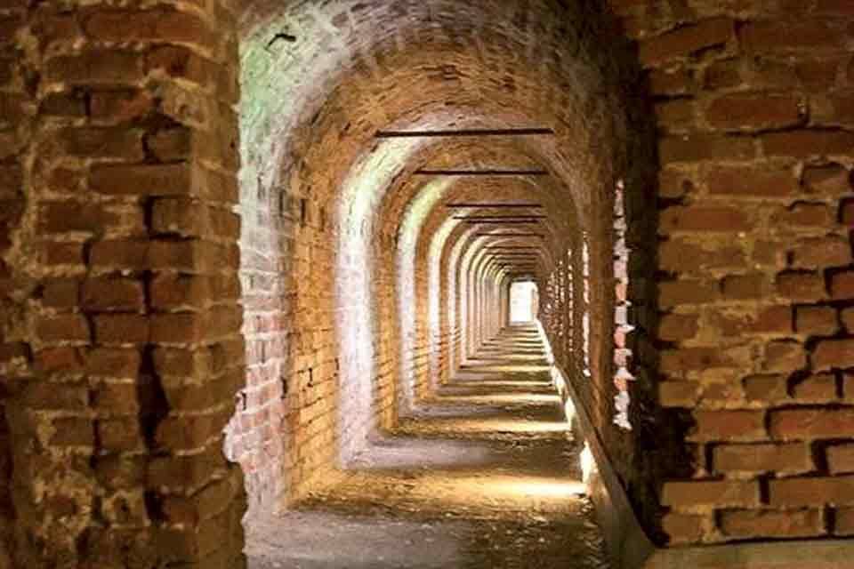 Corridoi, cunicoli, labirinti e altri passaggi segreti