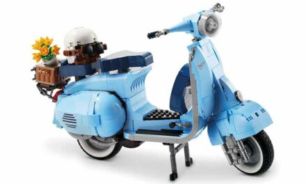 La Lego corre in Vespa 125